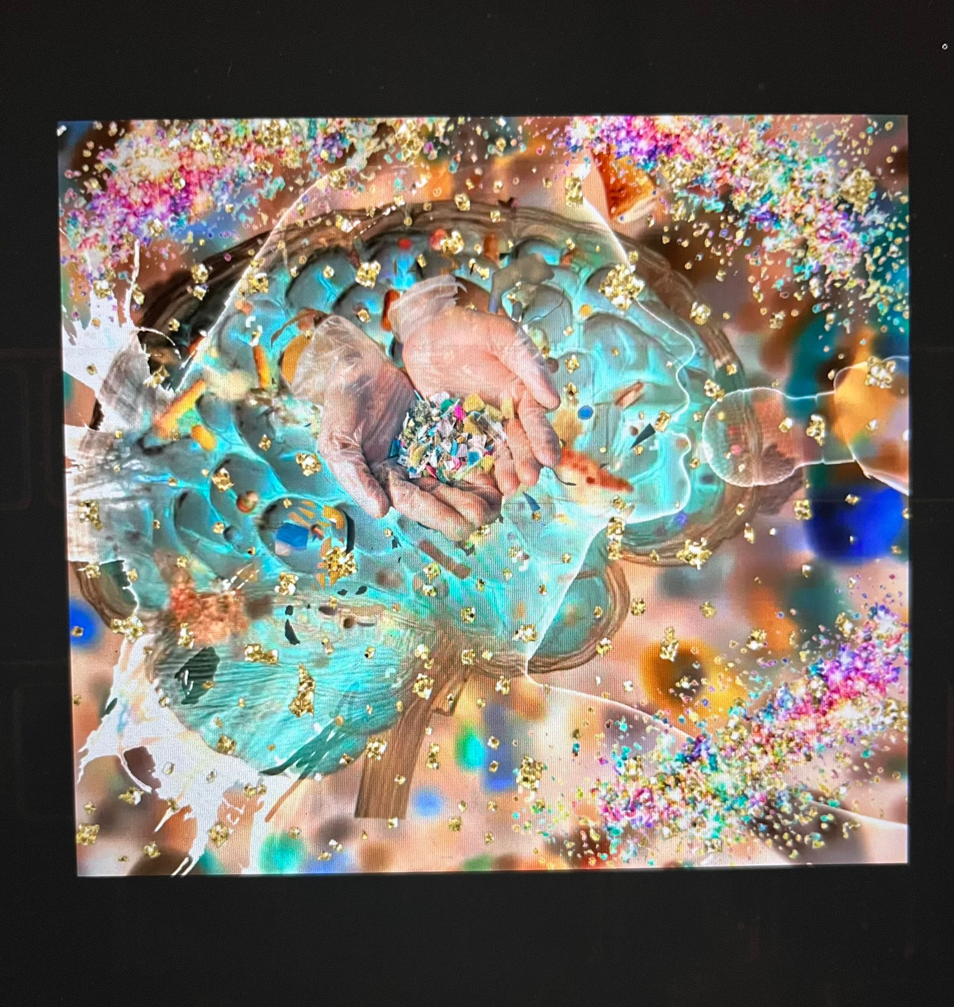 Zwei Hände halten Mikroplastik in dem Wasser. Psychadelische Kollage darum herum. Ein Mikrofon ist zu sehen.